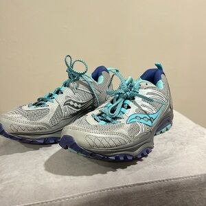 A 6.5 Saucony running shoes! They're gray and light blue/